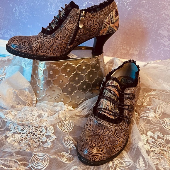 Socofy Vintage Etched Leather Heeled Oxfords - Picture 1 of 12
